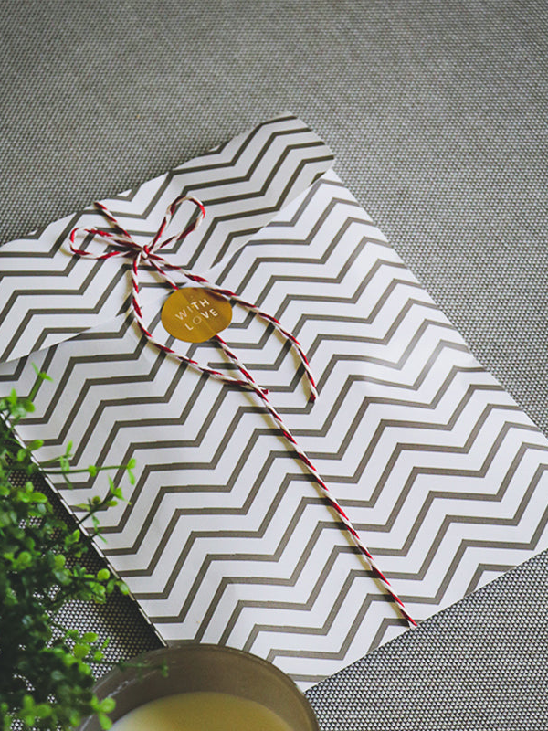 GREY CHEVRON POUCH WITH STICKER - PACK OF 10